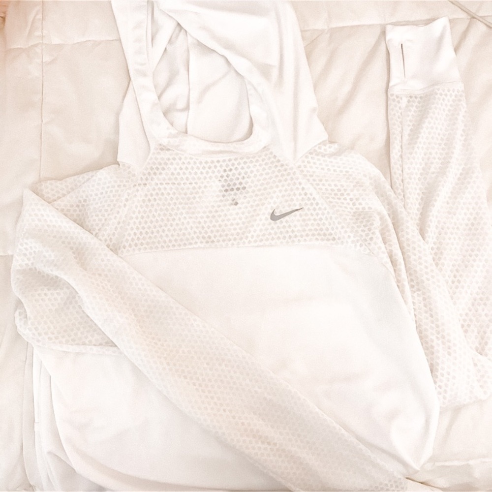 🔴5 FOR $25🔴 White Nike hooded sweatshirt